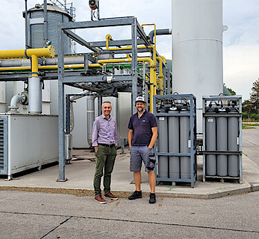 Erster Bürgermeister Norbert Seidl und Rainer Kaiser vor der Biogasanlage Mammendorf Erster Bürgermeister Norbert Seidl und Rainer Kaiser vor der Biogasanlage Mammendorf